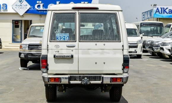 Acheter Import Voiture Toyota Land Cruiser Blanc à Import - Dubai, Estuaire Acheter Import Voiture Toyota Land Cruiser Blanc à Import - Dubai, Estuaire