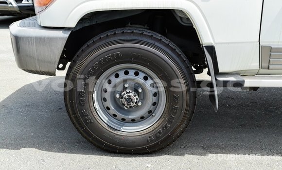 Acheter Import Voiture Toyota Land Cruiser Blanc à Import - Dubai, Estuaire Acheter Import Voiture Toyota Land Cruiser Blanc à Import - Dubai, Estuaire