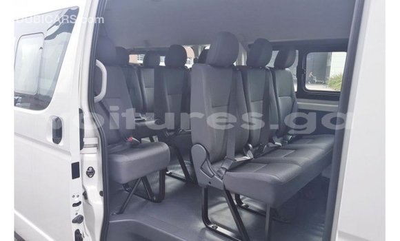 Acheter Import Voiture Toyota Hiace Blanc à Import - Dubai, Estuaire Acheter Import Voiture Toyota Hiace Blanc à Import - Dubai, Estuaire