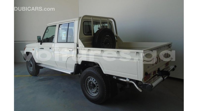 Big with watermark toyota land cruiser estuaire import dubai 6214