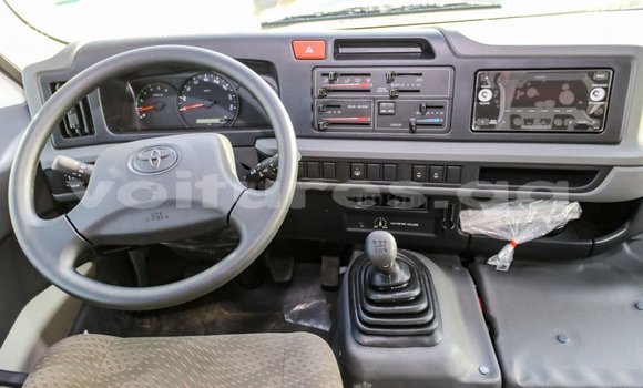 Acheter Import Voiture Toyota Coaster Blanc à Import - Dubai, Estuaire Acheter Import Voiture Toyota Coaster Blanc à Import - Dubai, Estuaire