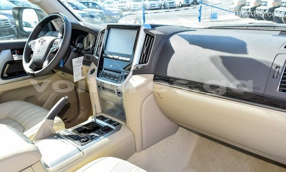 Sayi Imported Toyota Land Cruiser White Mota in Import - Dubai a estuary Sayi Imported Toyota Land Cruiser White Mota in Import - Dubai a estuary