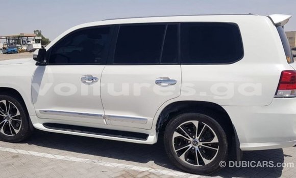 Acheter Import Voiture Toyota Land Cruiser Blanc à Import - Dubai, Estuaire Acheter Import Voiture Toyota Land Cruiser Blanc à Import - Dubai, Estuaire