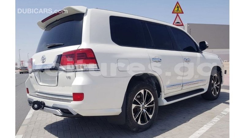 Big with watermark toyota land cruiser estuaire import dubai 6220