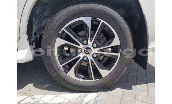 Acheter Import Voiture Toyota Land Cruiser Blanc à Import - Dubai, Estuaire Acheter Import Voiture Toyota Land Cruiser Blanc à Import - Dubai, Estuaire