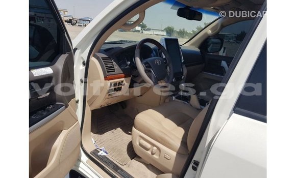 Acheter Import Voiture Toyota Land Cruiser Blanc à Import - Dubai, Estuaire Acheter Import Voiture Toyota Land Cruiser Blanc à Import - Dubai, Estuaire
