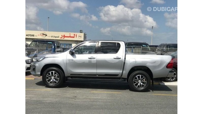 Big with watermark toyota hilux estuaire import dubai 6221