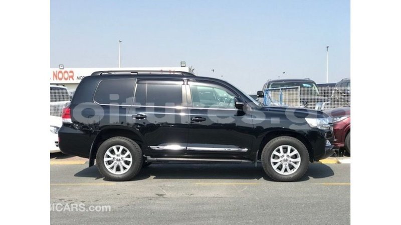 Big with watermark toyota land cruiser estuaire import dubai 6234