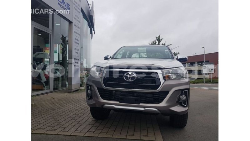 Big with watermark toyota hilux estuaire import dubai 6243