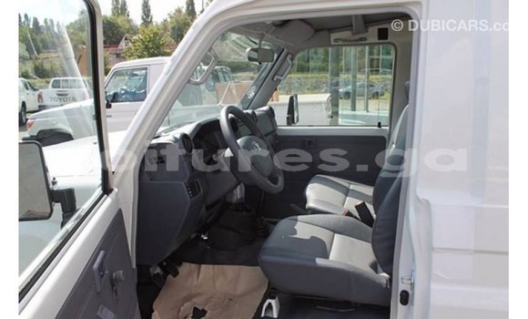 Sayi Imported Toyota Land Cruiser White Mota in Import - Dubai a estuary Sayi Imported Toyota Land Cruiser White Mota in Import - Dubai a estuary