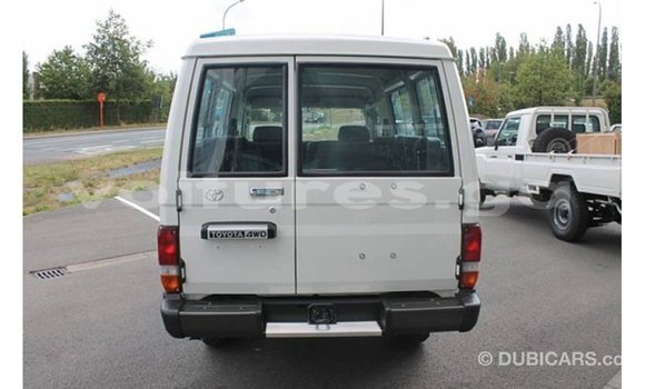 Sayi Imported Toyota Land Cruiser White Mota in Import - Dubai a estuary Sayi Imported Toyota Land Cruiser White Mota in Import - Dubai a estuary