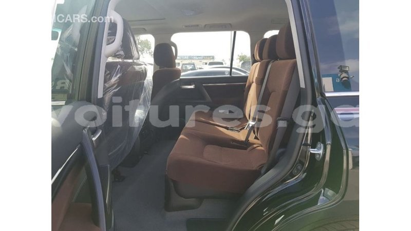 Big with watermark toyota land cruiser estuaire import dubai 6249