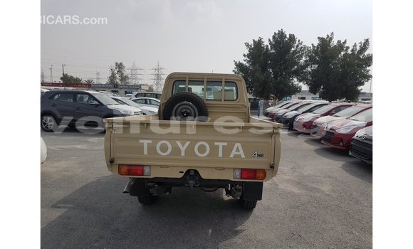 Acheter Import Voiture Toyota Land Cruiser Beige à Import - Dubai, Estuaire Acheter Import Voiture Toyota Land Cruiser Beige à Import - Dubai, Estuaire