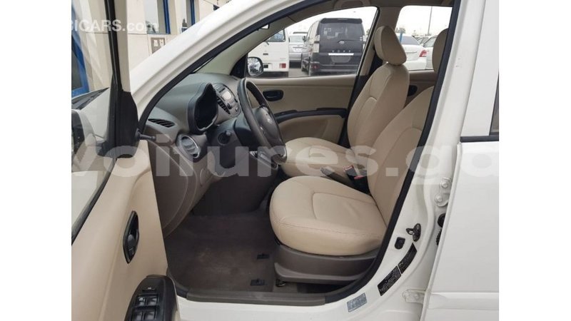 Big with watermark hyundai i10 estuaire import dubai 6255