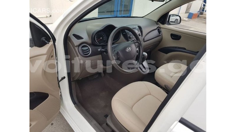 Big with watermark hyundai i10 estuaire import dubai 6255