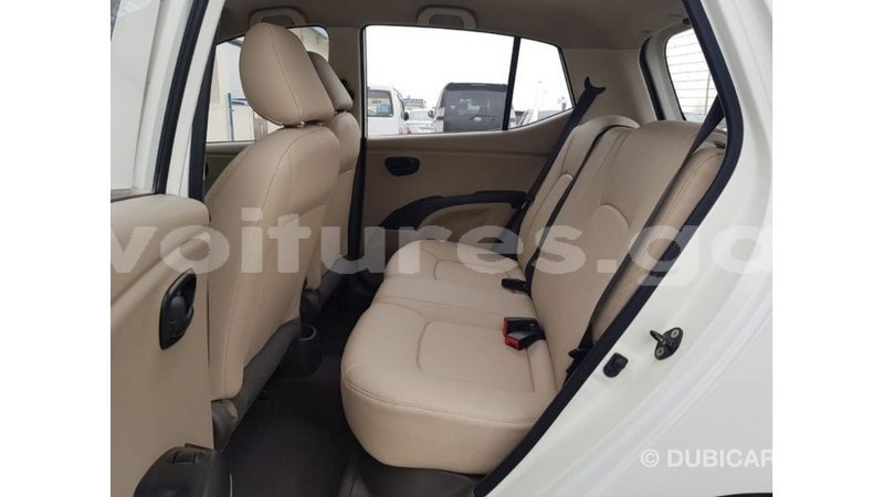 Big with watermark hyundai i10 estuaire import dubai 6255