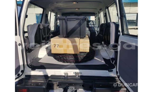 Acheter Import Voiture Toyota Land Cruiser Blanc à Import - Dubai, Estuaire Acheter Import Voiture Toyota Land Cruiser Blanc à Import - Dubai, Estuaire