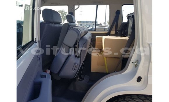 Acheter Import Voiture Toyota Land Cruiser Blanc à Import - Dubai, Estuaire Acheter Import Voiture Toyota Land Cruiser Blanc à Import - Dubai, Estuaire
