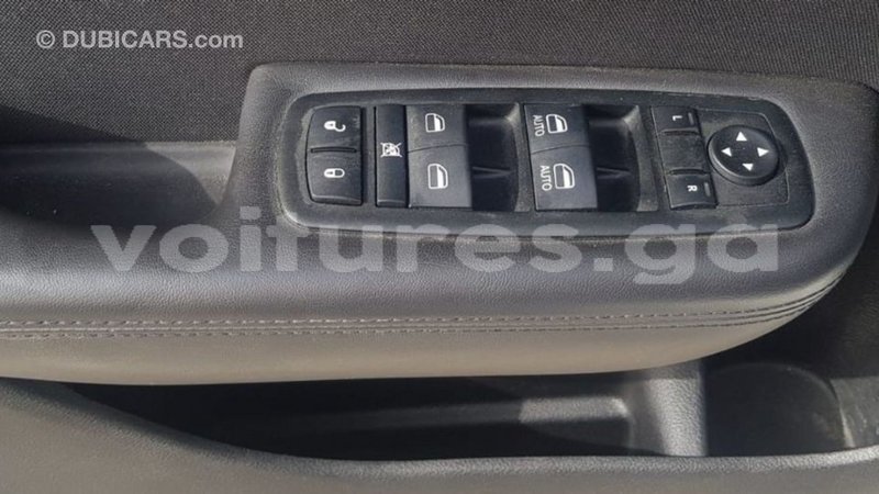 Big with watermark chrysler 200 estuaire import dubai 6288