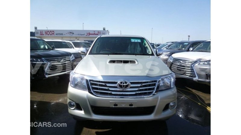 Big with watermark toyota hilux estuaire import dubai 6299