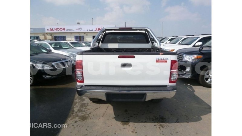 Big with watermark toyota hilux estuaire import dubai 6300