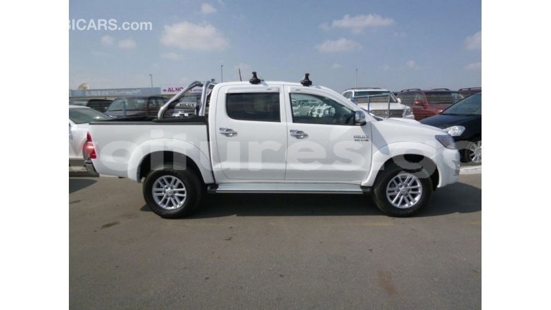 Big with watermark toyota hilux estuaire import dubai 6300