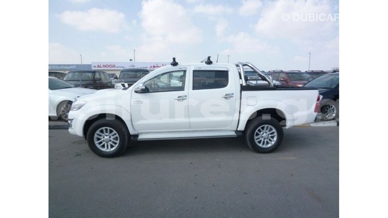 Big with watermark toyota hilux estuaire import dubai 6300