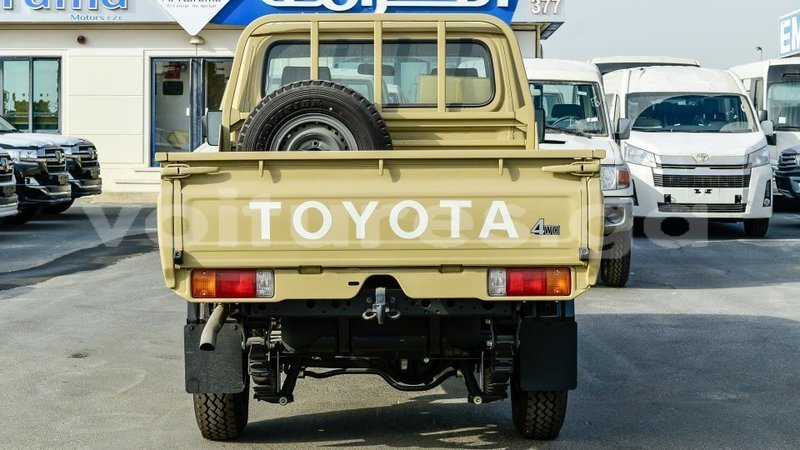 Big with watermark toyota land cruiser estuaire import dubai 6301