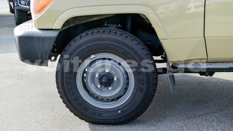 Big with watermark toyota land cruiser estuaire import dubai 6301