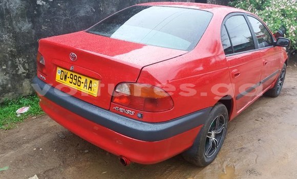 Sayi Na hannu Toyota Avensis Red Mota in Libreville a estuary Sayi Na hannu Toyota Avensis Red Mota in Libreville a estuary