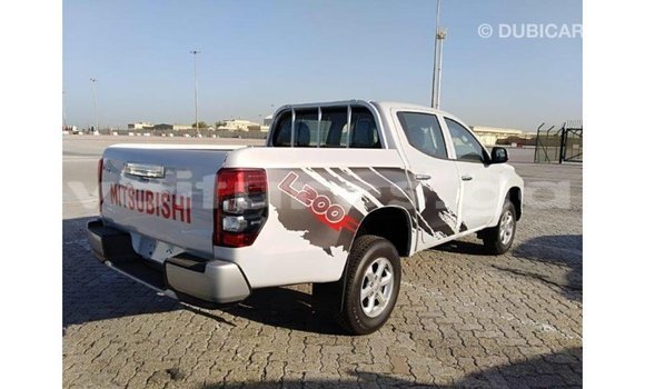 Acheter Import Voiture Mitsubishi L200 Blanc à Import - Dubai, Estuaire Acheter Import Voiture Mitsubishi L200 Blanc à Import - Dubai, Estuaire