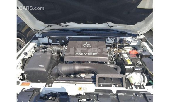 Acheter Import Voiture Mitsubishi Pajero Blanc à Import - Dubai, Estuaire Acheter Import Voiture Mitsubishi Pajero Blanc à Import - Dubai, Estuaire