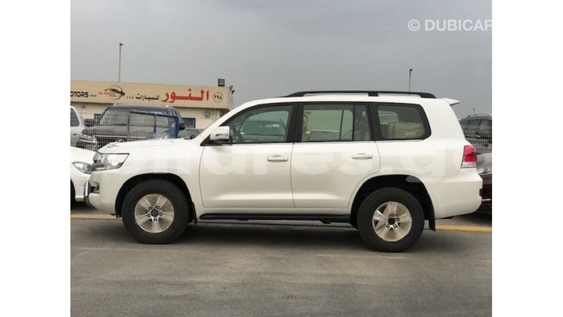 Big with watermark toyota land cruiser estuary import dubai 6368