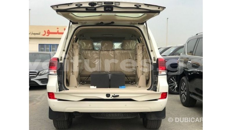 Big with watermark toyota land cruiser estuary import dubai 6368