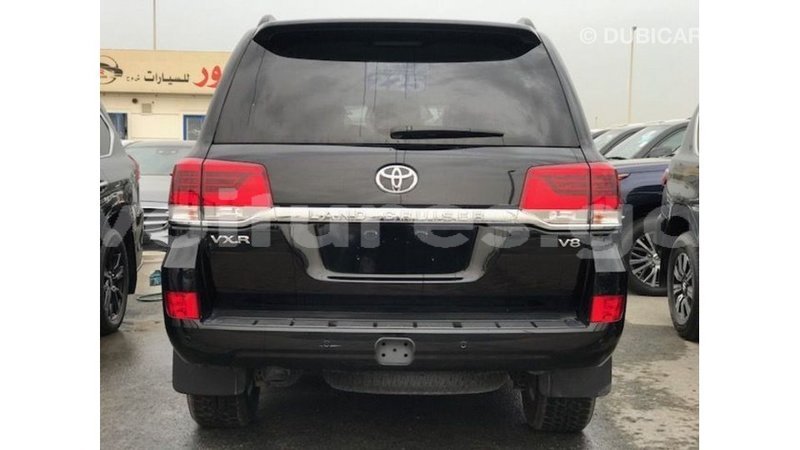 Big with watermark toyota land cruiser estuary import dubai 6370