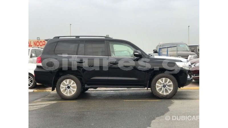 Big with watermark toyota land cruiser estuaire import dubai 6371