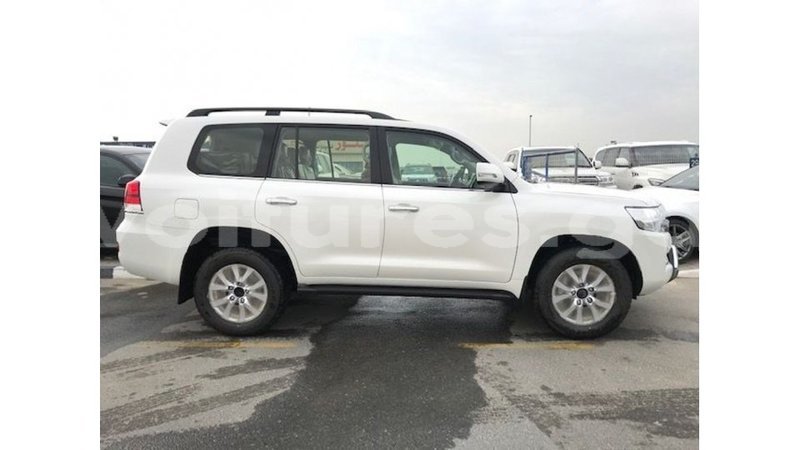 Big with watermark toyota land cruiser estuary import dubai 6393