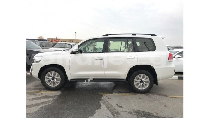 Big with watermark toyota land cruiser estuary import dubai 6393