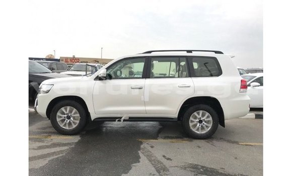 Sayi Imported Toyota Land Cruiser White Mota in Import - Dubai a estuary Sayi Imported Toyota Land Cruiser White Mota in Import - Dubai a estuary