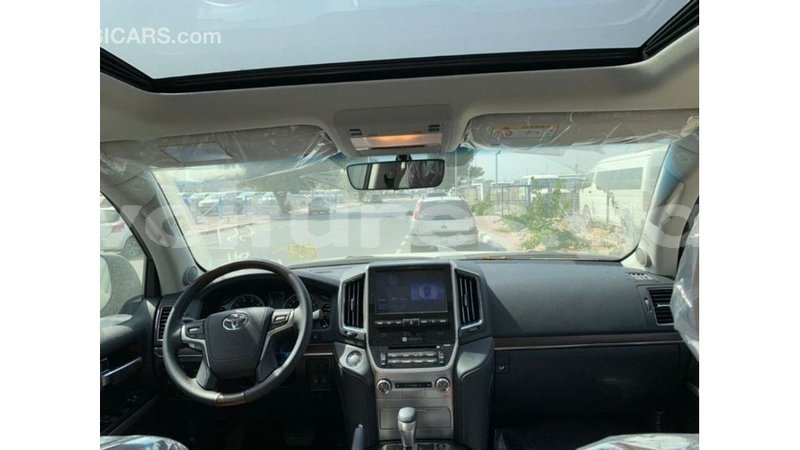 Big with watermark toyota land cruiser estuary import dubai 6408