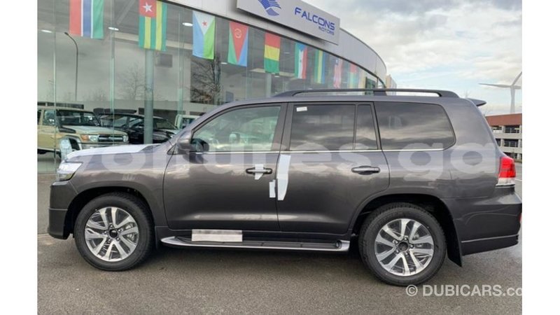 Big with watermark toyota land cruiser estuary import dubai 6412