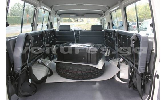 Acheter Import Voiture Toyota Land Cruiser Blanc à Import - Dubai, Estuaire Acheter Import Voiture Toyota Land Cruiser Blanc à Import - Dubai, Estuaire