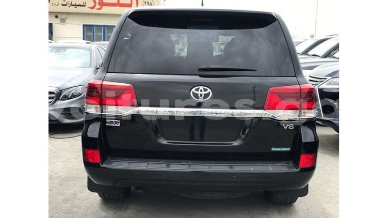 Big with watermark toyota land cruiser estuary import dubai 6417