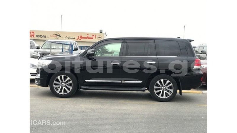 Big with watermark toyota land cruiser estuary import dubai 6417