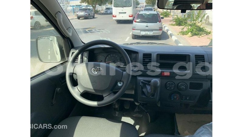 Big with watermark toyota hiace estuary import dubai 6419