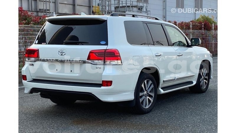 Big with watermark toyota land cruiser estuary import dubai 6440