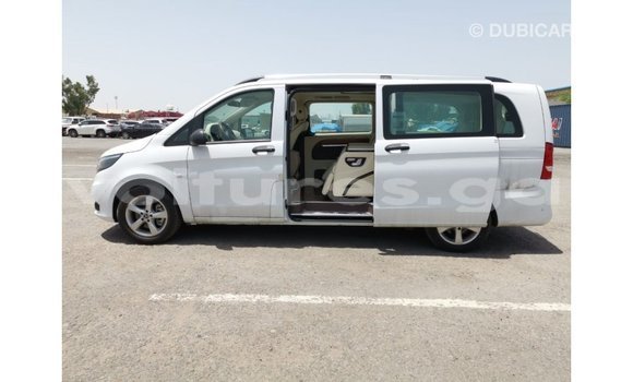Acheter Import Voiture Mercedes-Benz Vito Blanc à Import - Dubai, Estuaire Acheter Import Voiture Mercedes-Benz Vito Blanc à Import - Dubai, Estuaire