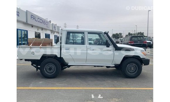 Buy Import Toyota Land Cruiser White Car in Import - Dubai in Estuary Buy Import Toyota Land Cruiser White Car in Import - Dubai in Estuary
