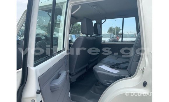 Buy Import Toyota Land Cruiser White Car in Import - Dubai in Estuary Buy Import Toyota Land Cruiser White Car in Import - Dubai in Estuary