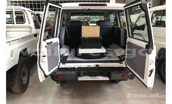 Acheter Import Voiture Toyota Land Cruiser Blanc à Import - Dubai, Estuaire Acheter Import Voiture Toyota Land Cruiser Blanc à Import - Dubai, Estuaire